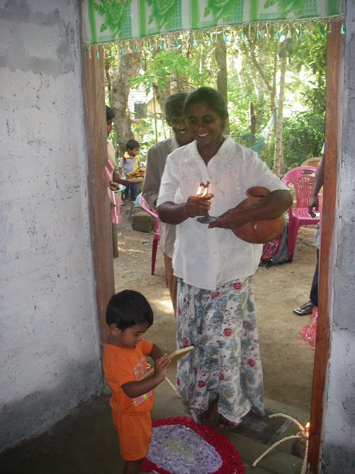 La mere entre dans la maison a l'heure precise.