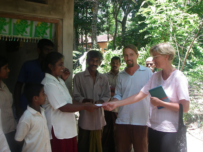 Des invites donnent un peu d'argent pour porter chance a la famille