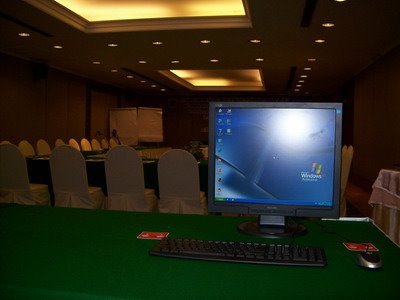 [computer-notebook-projector_1.JPG]