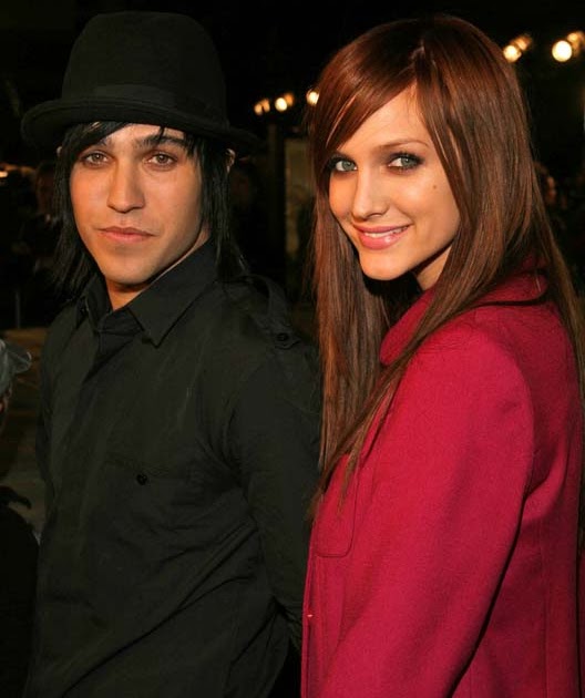 ASHLEE SIMPSON POSTPONES HER TOUR