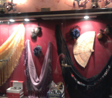 montra de adornos e objectos que são utilizados no bailado do flamenco