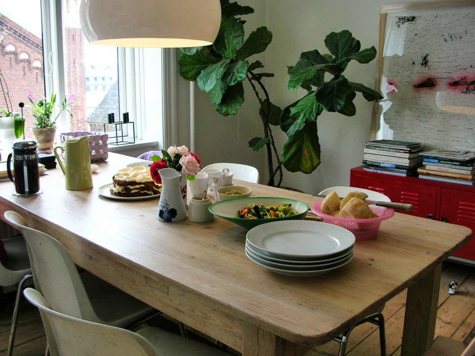 [borddækning+langt+fra.jpg]