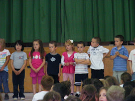 \kenzie's class sings on Volunteer appreciation day