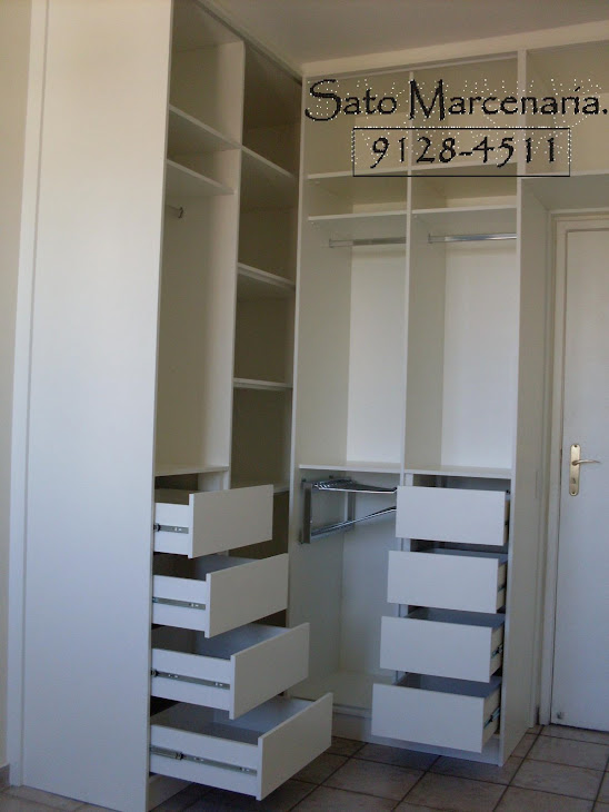 Closet com porta de correr.