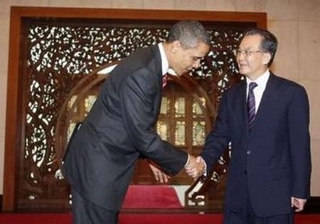 Obama+bows+to+Chinese+Premier.jpg
