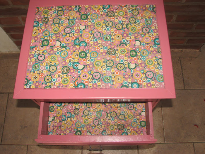 Parte superior e Interior de cajones empapelado y laqueado