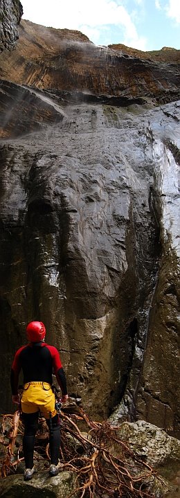 ΠΑΝΕΜΟΡΦΟΣ ΚΑΤΑΡΡΑΚΤΗΣ(215m) ΣΤΟ ΦΑΡΑΓΓΙ ΧΑ - Beautiful waterfall (215m) in Ha canyon