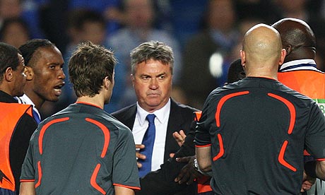 [Guus-Hiddink-argues-with--001.jpg]