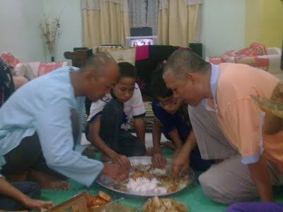 Keuntungan  Kelebihan Lantai on Pakcik Chomy                            Cara Makan Mengikut Sunnah