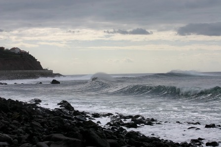 [big+waves+surf+madeira.jpg]