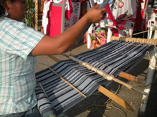Artesana en su trabajo diario sobre elaboración de gabán de lana de borrego