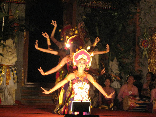 SONYA AND STAFF PERFORMING AT WARUNG