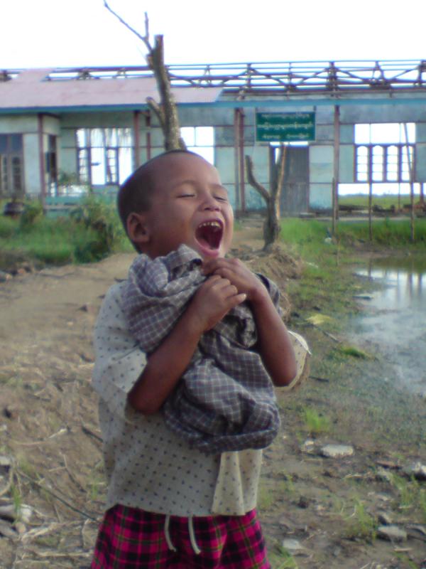 [achild'shappinesswhenhereceivedacloth-800.jpg]