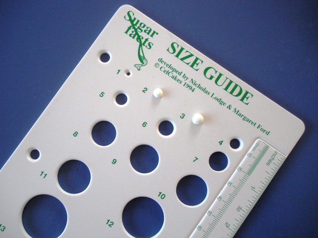 [Balls+of+gumpaste+on+size+guide.JPG]