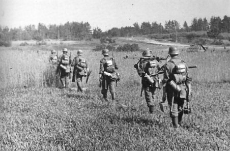 German+Wehrmacht+infantry+assault+Gruppe+advances+across+a+field+in+France+1940.jpg