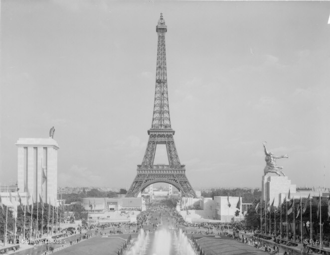 [La_Tour_Eiffel_en_1937.png]