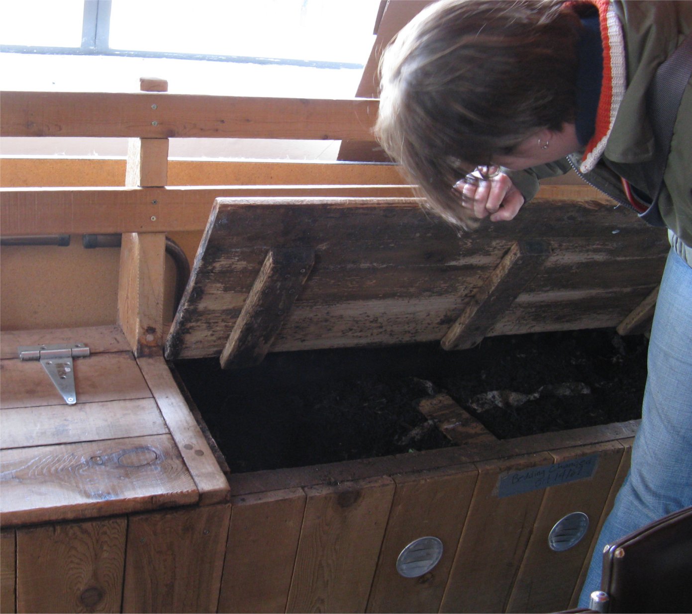 [CompostCentreWormBinBench.jpg]