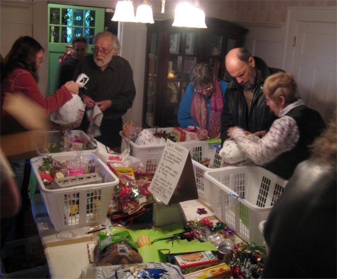 [2009HamperFilling2.jpg]