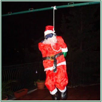Satira Politica L Prossimo Natale Se Non Riuscite A A Fare A Meno Di Esporre Il Vostro Babbo Natale Al Balcone Appendetelo Cosi