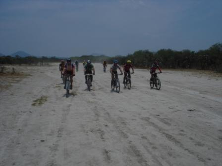 [web-grupo2_en_enl_desierto.jpg]