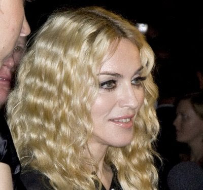 Plaukų Stiliai  Moterims Madonna+Curly+Hairstyle