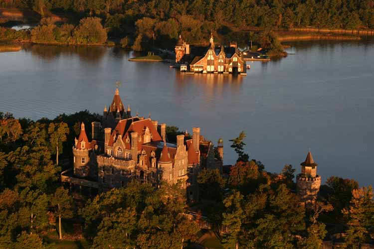 نقره لتكبير أو تصغير الصورة ونقرتين لعرض الصورة في صفحة مستقلة بحجمها الطبيعي