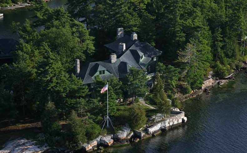 نقره لتكبير أو تصغير الصورة ونقرتين لعرض الصورة في صفحة مستقلة بحجمها الطبيعي