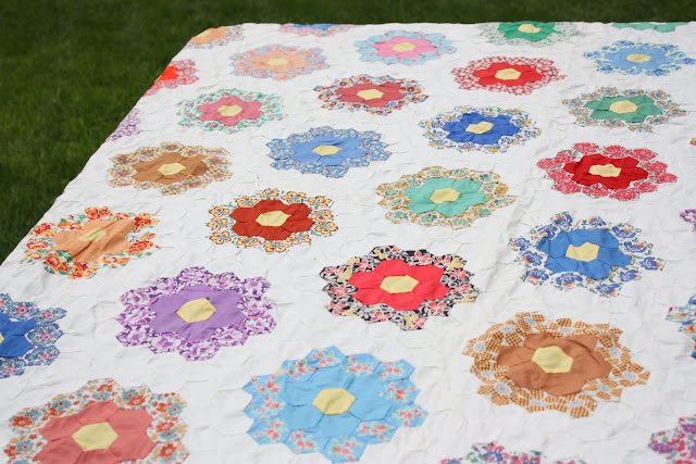 THE QUILT BARN Hexagon Flower Quilt Tutorial