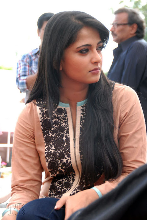 anushka new ragada press meet unseen pics