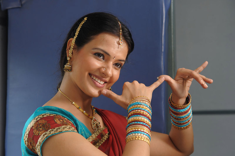 Cute Saloni latest new spicy looking stills in half saree from upcoming Telugu movie Telugammayi hot images