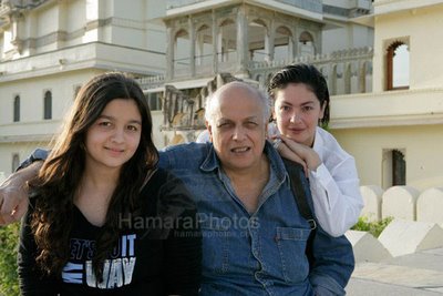[alia_pooja+dad+mahesh+bhatt.jpg]