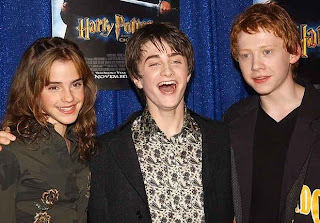 Daniel+radcliffe+and+emma+watson+holding+hands+at+premiere