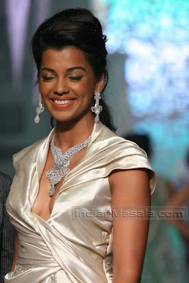 Bollywood Masala Mugdha Godse hot cleavage in hot gown