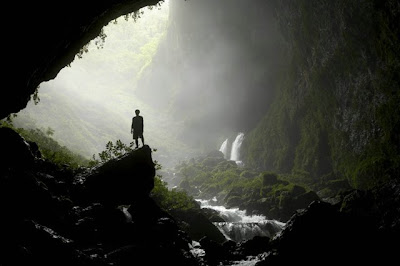 ஆபத்தான இடங்களில் இறங்கும் காட்சி. Beautiful-cave+%288%29