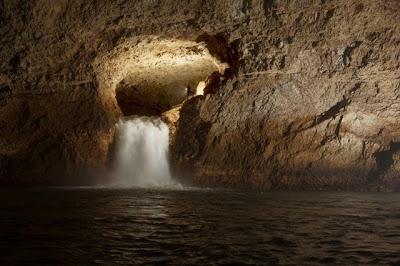 ஆபத்தான இடங்களில் இறங்கும் காட்சி. Beautiful-cave+%2810%29