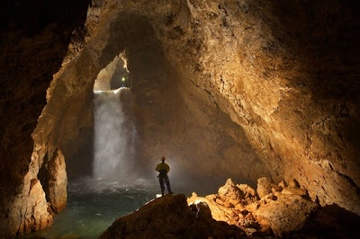ஆபத்தான இடங்களில் இறங்கும் காட்சி. Beautiful-cave+%2811%29