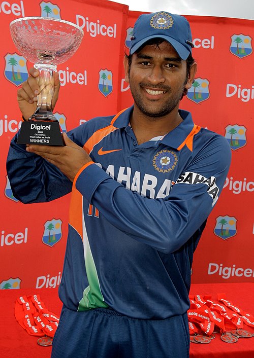 [Dhoni+trophy.bmp]