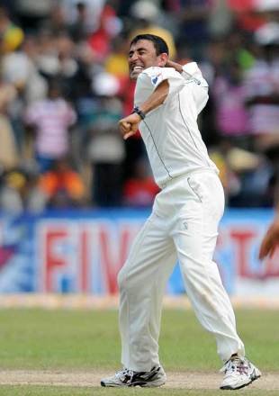 [Younis+bowling.bmp]