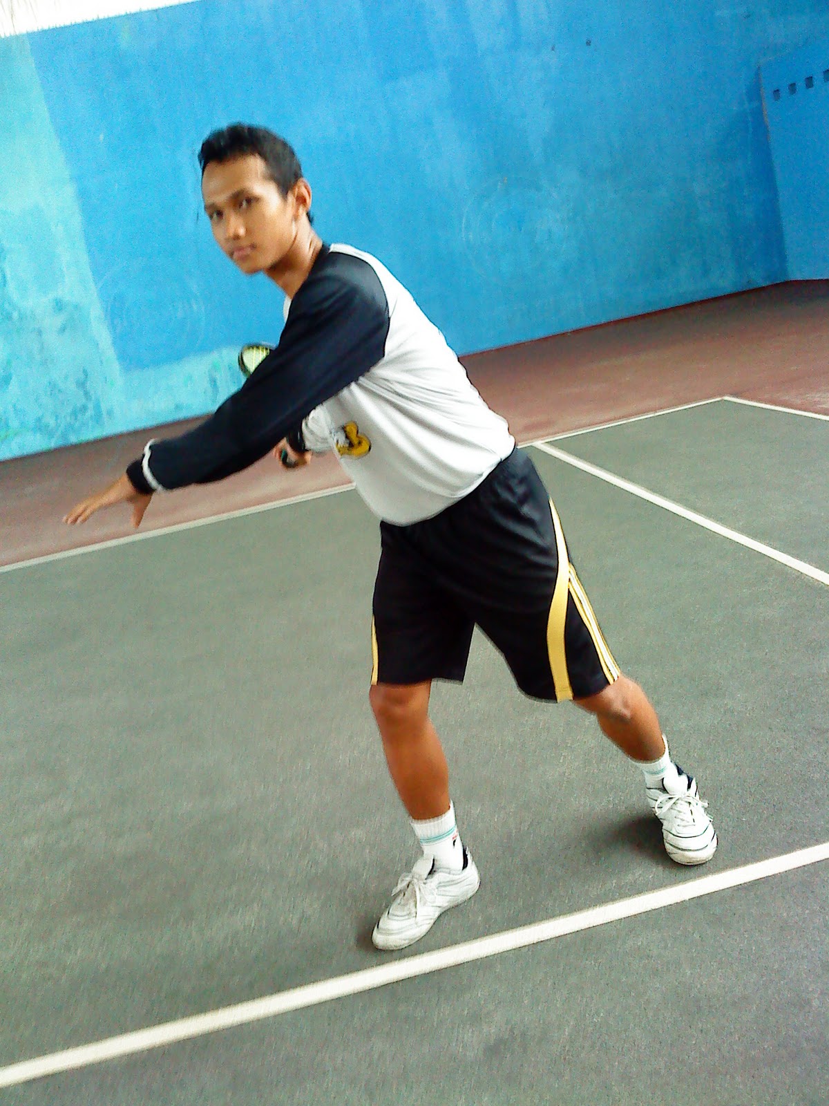 Teknik forehand dalam tenis lapangan