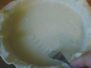 Picando el hojaldre puesto en el molde.
