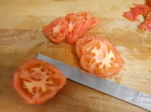 Cortar los tomates.