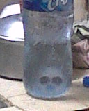 La Santa muerte se plasma en una botella de agua