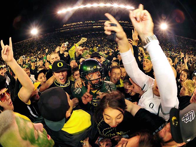 [jeremiah-masoli-oregon-fans.jpg]