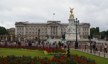 [350px-Buckingham_Palace_-London-18Aug2008-4c.jpg]
