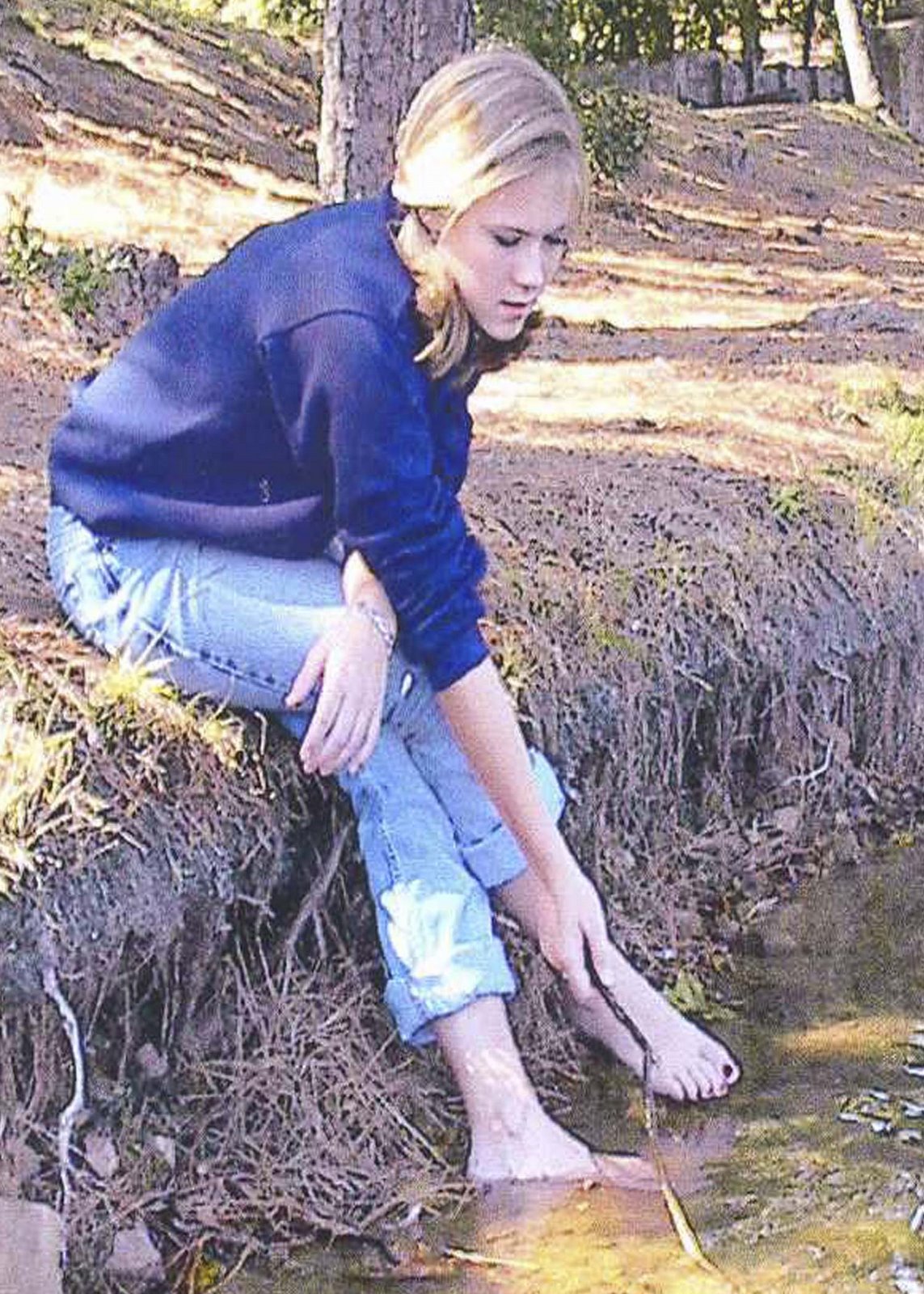 [Alicia+with+feet+in+the+water+cropped.jpg]