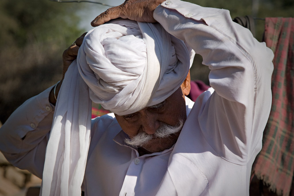 Bishnoi man winding turban near Jodhpur