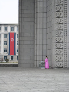 Coréenne vendant des tickets d'entrée pour l'arc de triomphe de Pyongyang