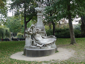 Sculpture at Monceau Park