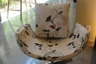 Esta poltrona é revestida de"Lona de caminhão" e toda bordada...um encanto!