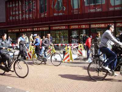 Politie controles voor de Mediamarkt in Den Haag